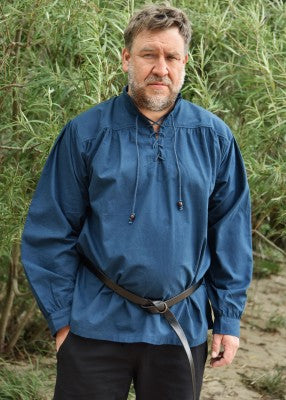 Chemise Ludwig bleue en coton portée de face, avec col montant lacé, fronces et coupe ample pour reconstitution, GN ou LARP