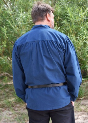 Vue de dos de la chemise Ludwig bleue, avec empiècement froncé au dos, manches longues et coupe ample