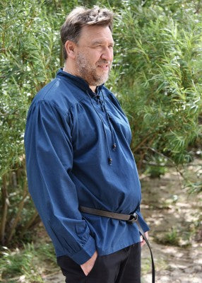 Chemise Ludwig bleue portée de profil, avec col lacé, manches longues et coupe ample