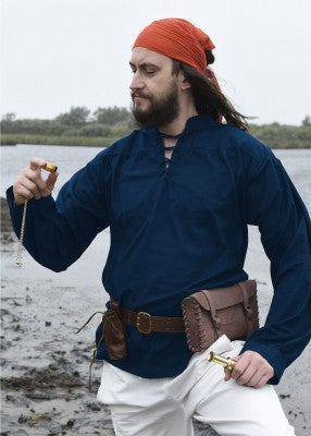 Chemise Ludwig bleue portée de face, avec col lacé, manches longues et coupe ample pour reconstitution, GN ou LARP