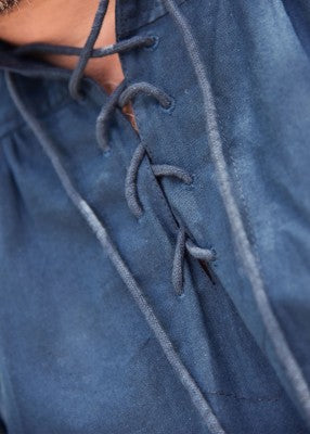 Détail du col lacé de la chemise Ludwig bleue, avec cordon assorti et fronces à l’encolure