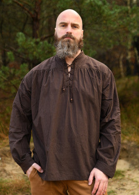 Chemise Ludwig brune en coton portée de face, avec col montant lacé et coupe ample pour reconstitution, GN ou LARP