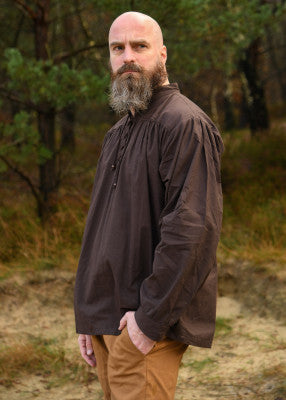 Chemise Ludwig brune portée de profil, avec col montant lacé, manches longues et coupe ample