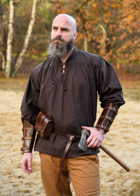 Chemise Ludwig brune portée de face, avec col montant lacé, manches longues et coupe ample