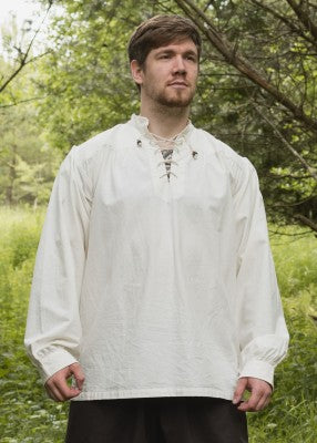 Chemise Ludwig naturelle en coton portée de face, avec col montant lacé et coupe ample pour reconstitution, GN ou LARP