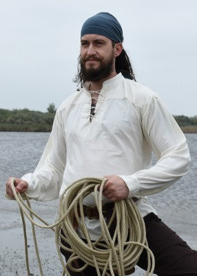 Chemise Ludwig naturelle portée de trois quarts, avec col lacé, manches longues et coupe ample