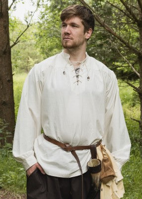 Chemise Ludwig naturelle portée de face, avec col lacé, manches longues et coupe ample pour reconstitution, GN ou LARP