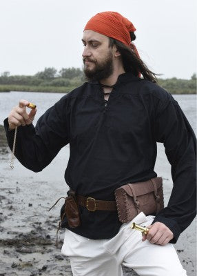 Chemise Ludwig naturelle en coton portée de face, avec col montant lacé et coupe ample pour reconstitution, GN ou LARP
