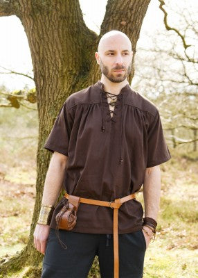 Chemise manches courtes brune portée de face, avec col lacé et coupe ample pour reconstitution, GN ou LARP