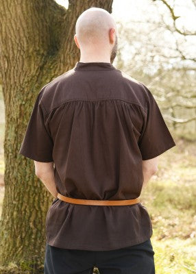 Vue de dos de la chemise manches courtes brune, avec empiècement froncé et coupe ample
