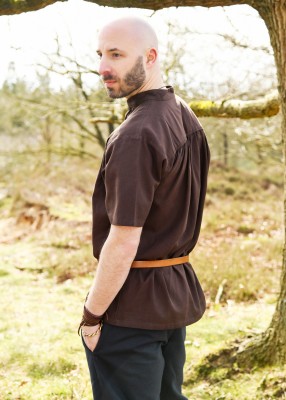 Chemise manches courtes brune portée de trois quarts dos, avec empiècement froncé
