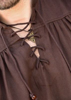 Détail du col lacé de la chemise manches courtes brune, avec perles en bois