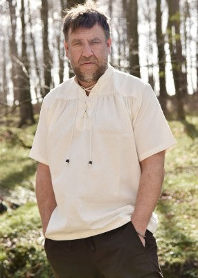 Chemise manches courtes naturelle portée de face, avec col lacé et coupe ample