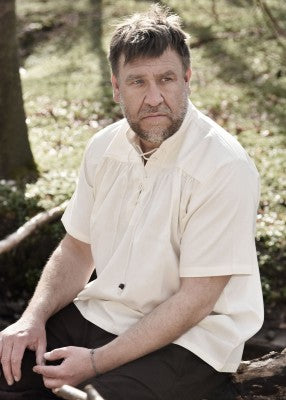 Chemise manches courtes naturelle portée assise, avec col lacé et coupe ample