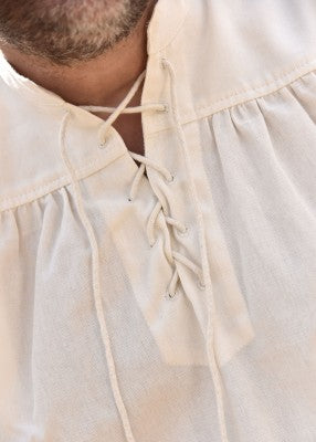 Détail du col lacé de la chemise manches courtes naturelle, avec fronces sur l’empiècement