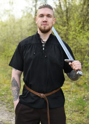 Chemise manches courtes noire portée de face, avec col lacé et coupe ample pour reconstitution, GN ou LARP
