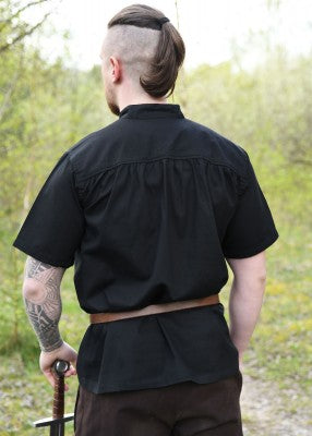 Vue de dos de la chemise manches courtes noire, avec empiècement froncé et coupe ample