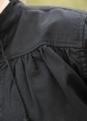 Détail de l’empiècement froncé de la chemise manches courtes noire en coton