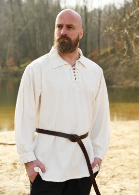 Chemise médiévale en coton naturel portée de face, avec coupe ample, manches longues et encolure lacée pour reconstitution, GN ou LARP