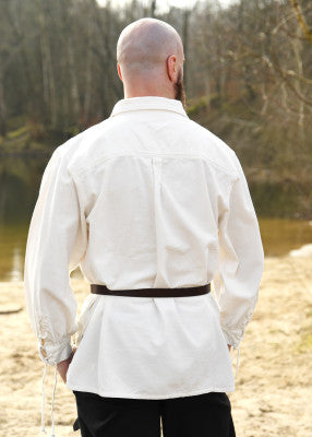 Vue de dos de la chemise médiévale en coton naturel, avec coupe ample et manches longues