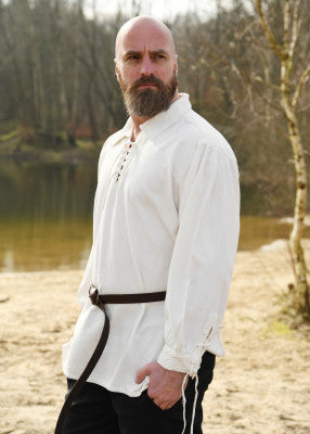 Chemise médiévale en coton naturel portée de trois quarts, avec encolure lacée et poignets resserrés
