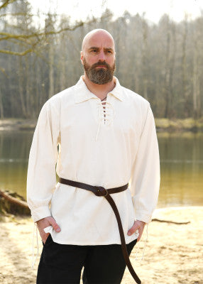 Chemise médiévale en coton naturel portée de face, avec coupe longue et ample, idéale pour reconstitution, GN ou LARP