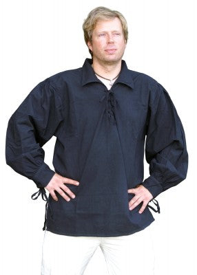 Chemise médiévale en coton noir portée de face, avec coupe ample et encolure lacée