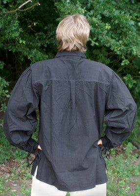 Vue de dos de la chemise médiévale en coton noir, avec coupe ample et manches longues