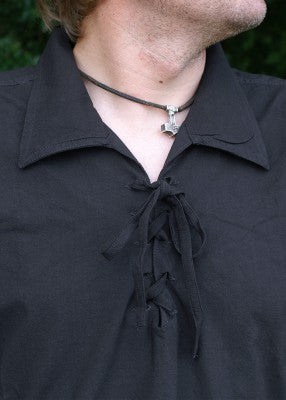 Détail de l’encolure lacée de la chemise médiévale en coton noir