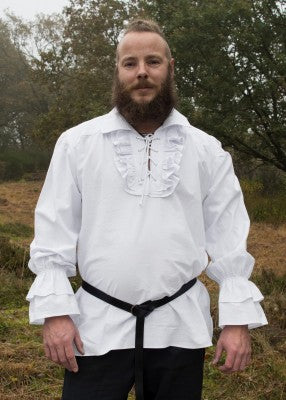 Chemise pirate Henry blanche portée en pied, avec encolure lacée, volants et poignets élastiqués