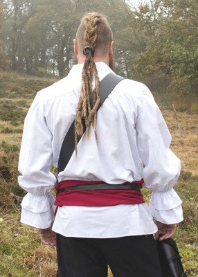 Vue de dos de la chemise pirate Henry blanche, avec coupe ample, empiècement froncé et poignets volantés