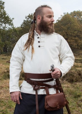 Chemise Wille naturelle doublée en coton portée de trois quarts, avec boutons en bois et coupe robuste pour reconstitution, GN ou LARP