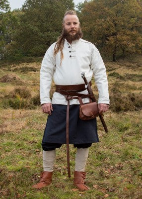 Chemise Wille naturelle doublée portée en tenue complète, avec boutons en bois, ceinture et coupe longue pour reconstitution