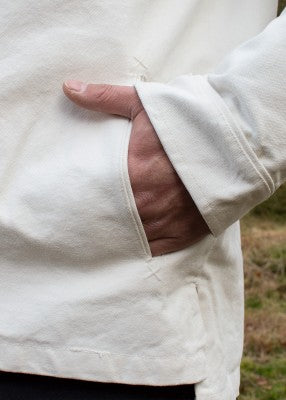 Détail de la poche intégrée de la chemise Wille naturelle doublée, avec passepoil et tissu coton robuste