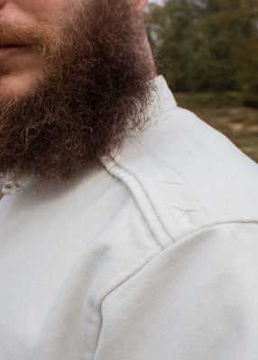 Chemise Wille naturelle doublée en coton, avec couture d’épaule visible et finitions robustes pour reconstitution, GN ou LARP