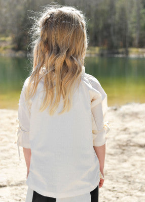 Chemisier Birga pour enfant en coton blanc, porté de dos au bord de l’eau avec manches 3/4 pour reconstitution, GN ou LARP enfant