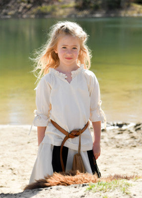 Chemisier Birga pour enfant en coton blanc, porté de face avec ceinture en cuir et jupe pour reconstitution, GN ou LARP enfant