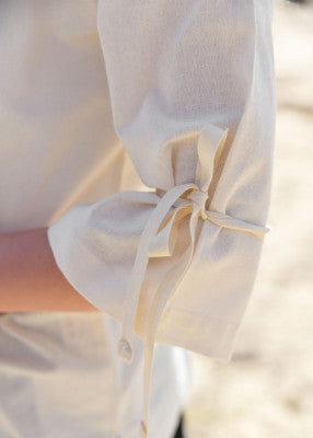 Chemisier Birga pour enfant en coton blanc, détail de la manche 3/4 avec lien de serrage pour reconstitution, GN ou LARP enfant