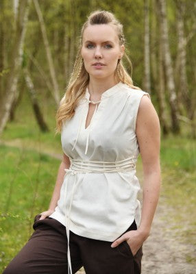 Chemisier Levke sans manches en coton naturel, porté de face avec encolure fendue et laçage pour reconstitution, GN ou LARP