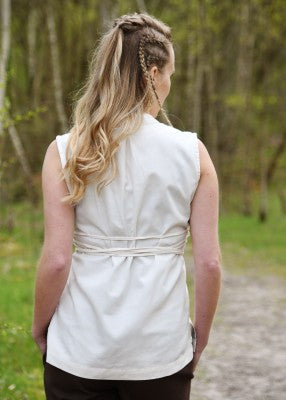Chemisier Levke sans manches en coton naturel, porté de dos avec coupe droite et laçage à la taille pour reconstitution ou GN