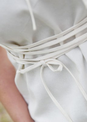 Chemisier Levke en coton naturel, détail du laçage sous la poitrine avec liens fins noués pour reconstitution, GN ou LARP