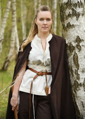 Chemisier Levke en coton naturel porté avec cape brune et ceinture en cuir, tenue de reconstitution historique, GN ou LARP