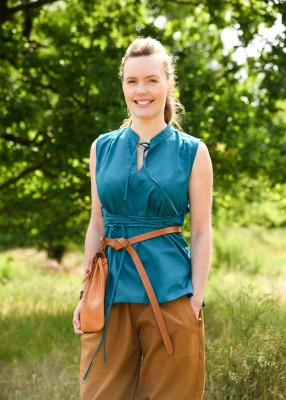 Chemisier Levke sans manches en coton bleu, porté de face avec ceinture en cuir pour tenue de reconstitution, GN ou LARP