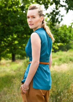 Chemisier Levke sans manches en coton bleu, porté de profil avec coupe droite et ceinture visible pour reconstitution, GN ou LARP