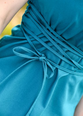 Chemisier Levke en coton bleu, détail du laçage sous la poitrine avec liens noués sur le côté pour reconstitution, GN ou LARP
