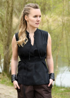 Chemisier Levke sans manches en coton noir, porté de face avec encolure fendue et laçage pour tenue de GN, LARP ou reconstitution
