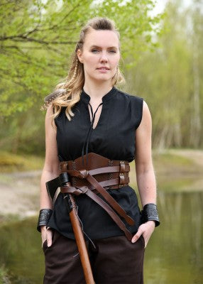 Chemisier Levke en coton noir porté avec large ceinture en cuir et accessoires, tenue de reconstitution historique, GN ou LARP