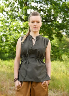 Chemisier Levke sans manches en coton vert olive, porté de face avec encolure fendue et liens pour reconstitution, GN ou LARP