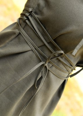 Chemisier Levke en coton vert olive, détail du laçage sous la poitrine avec liens noués sur le côté pour reconstitution ou GN