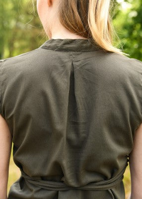 Chemisier Levke en coton vert olive, détail du dos avec petit col montant et pli central pour tenue de reconstitution ou LARP